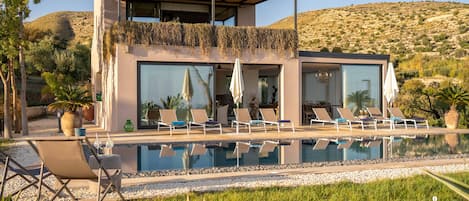 Una piscina al aire libre de temporada