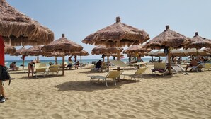 A beach with thatched umbrellas and sun loungers. - Villa Dama - Luxury Escape (Avola)