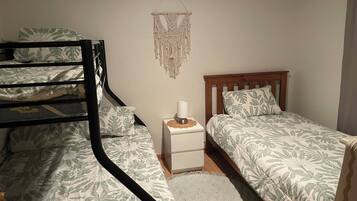 3 makuuhuonetta, silitysrauta/-lauta