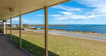 Elliston Esplanade Beach House (RUFF-INN-IT)