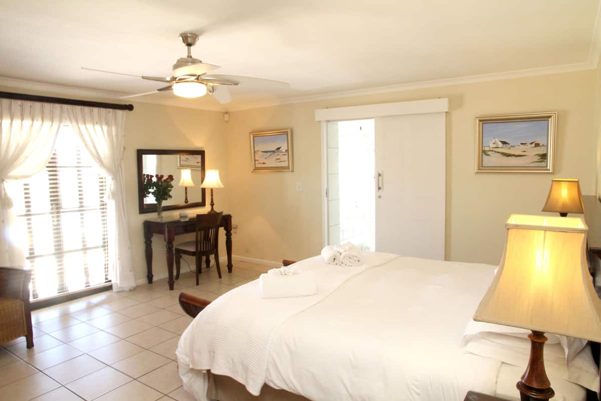 Luxury Apartment | In-room safe, laptop workspace, iron/ironing board, WiFi (free)