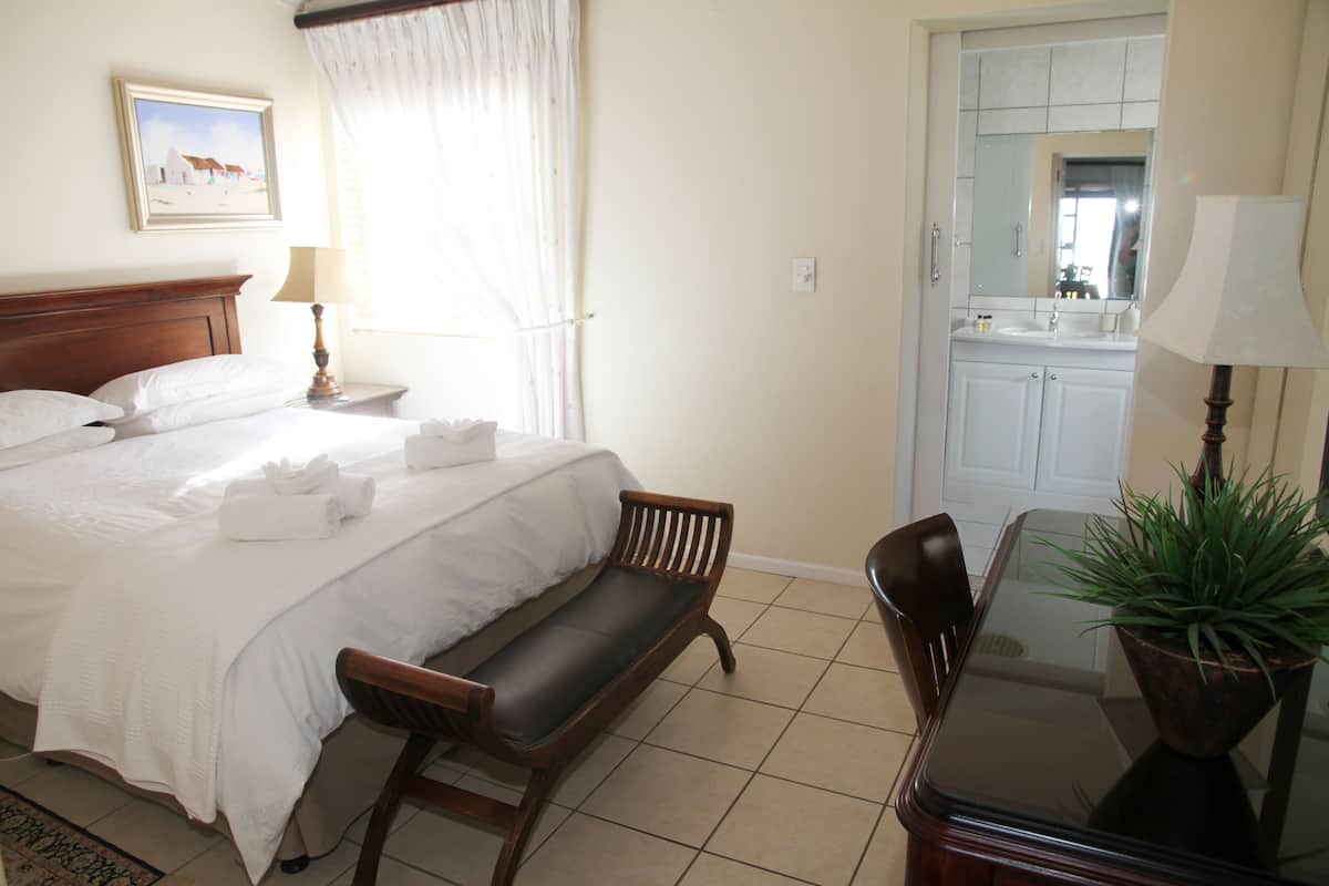 Luxury Apartment | In-room safe, laptop workspace, iron/ironing board, WiFi (free)