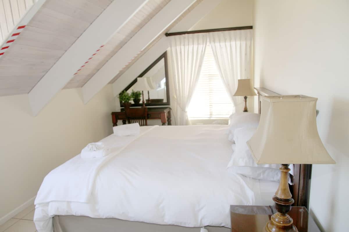 Luxury Apartment | In-room safe, laptop workspace, iron/ironing board, WiFi (free)