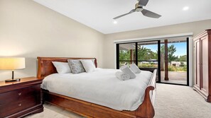 4 bedrooms, internet, bed sheets - WOMBAT LODGE - THE VINTAGE HOLIDAY HOUSES (POKOLBIN)