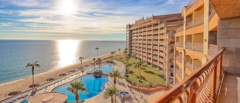 Ein Hotel mit Pool, Strand und Meerblick.