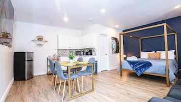 1 habitación, escritorio, tabla de planchar con plancha y cuna de viaje