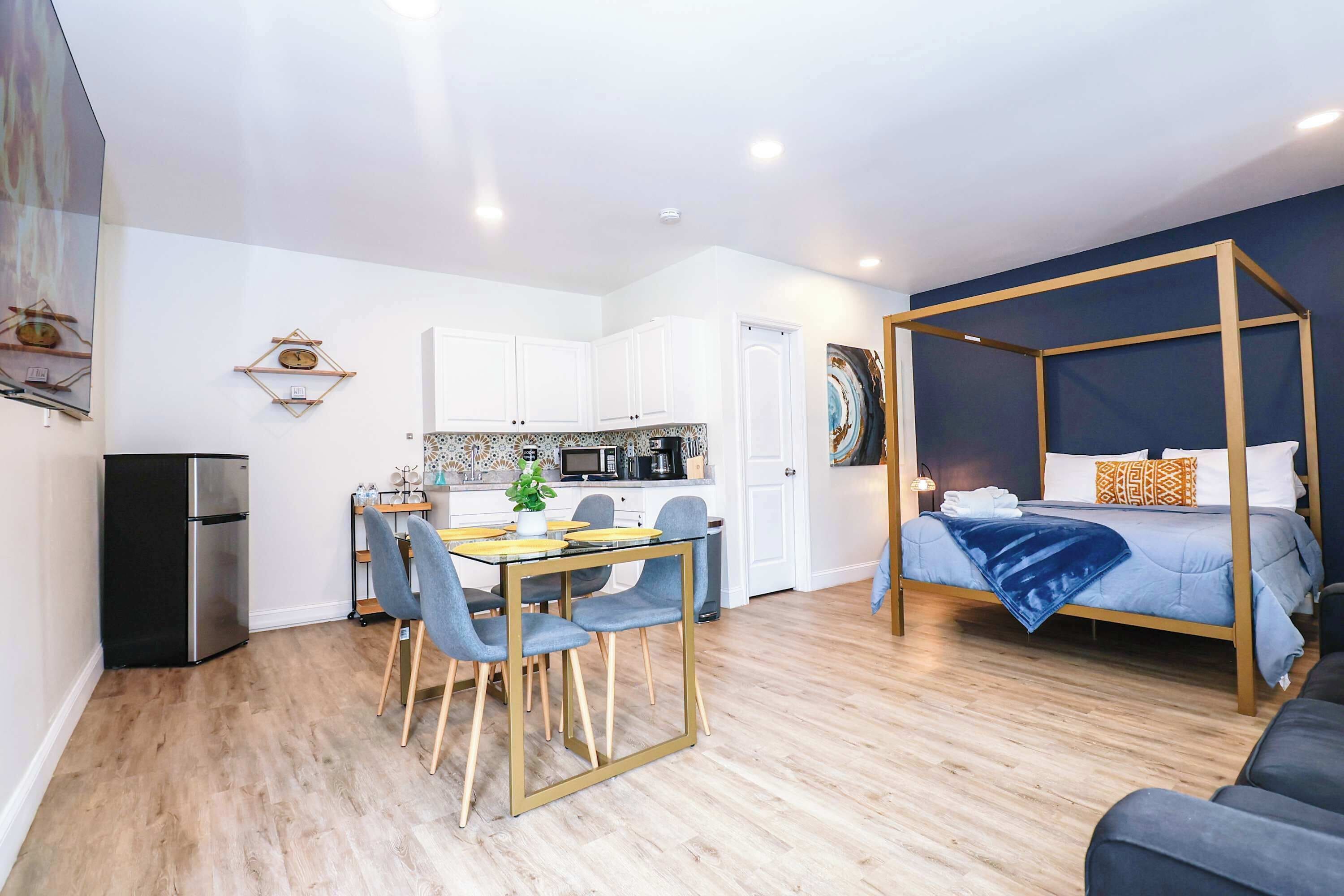 1 slaapkamer, een bureau, een strijkplank/strijkijzer, reisbedje