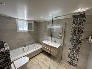 Sèche-cheveux, serviettes fournies