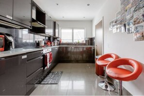Microwave, oven - Spacious Family Friendly Home with secure parking and close to shops (Dartford)