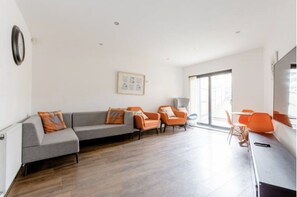 Smart TV - Spacious Family Friendly Home with secure parking and close to shops (Dartford)