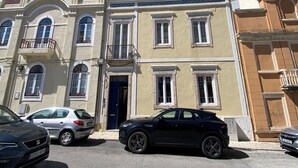 Un bâtiment de style architectural classique, caractérisé par des fenêtres en arc et une entrée centrale.