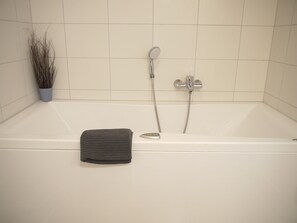 Een bubbelbad, een haardroger, handdoeken, zeep