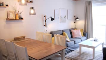 Een smart-tv, een open haard en boeken