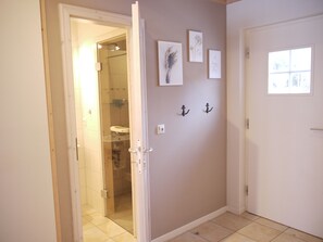 Een bubbelbad, een haardroger, handdoeken, zeep