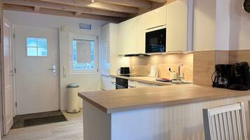 Kühlschrank, Mikrowelle, Ofen, Herdplatte