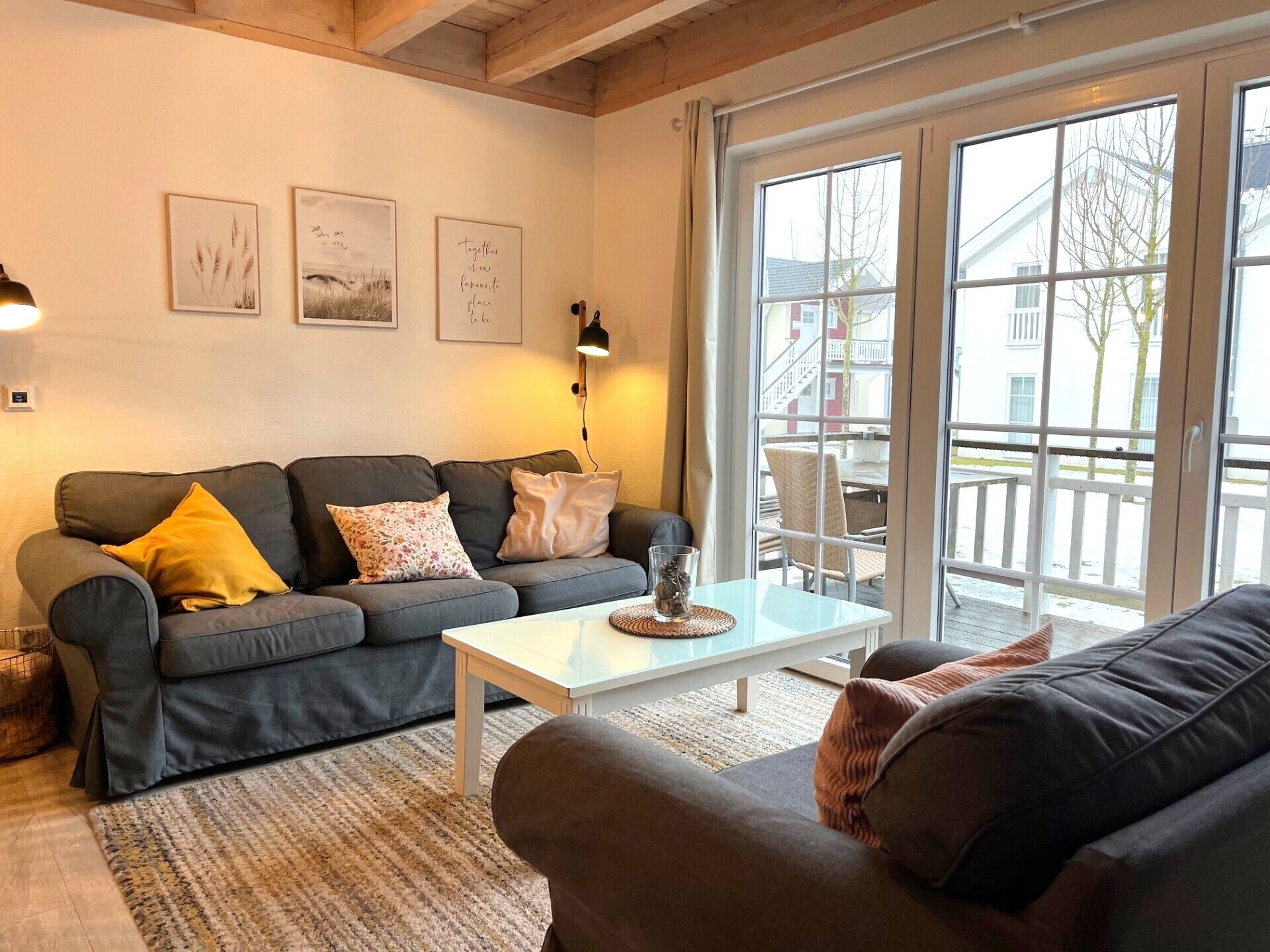 TV connectée, cheminée, livres