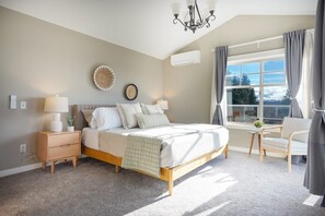 4 soverom, skrivebord, strykejern/-brett og reiseseng for barn