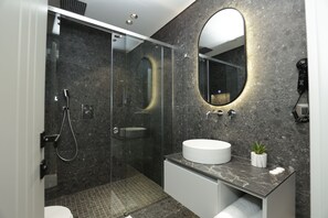 Chambre Triple Deluxe | Salle de bain | Douche, sèche-cheveux, bidet, serviettes fournies