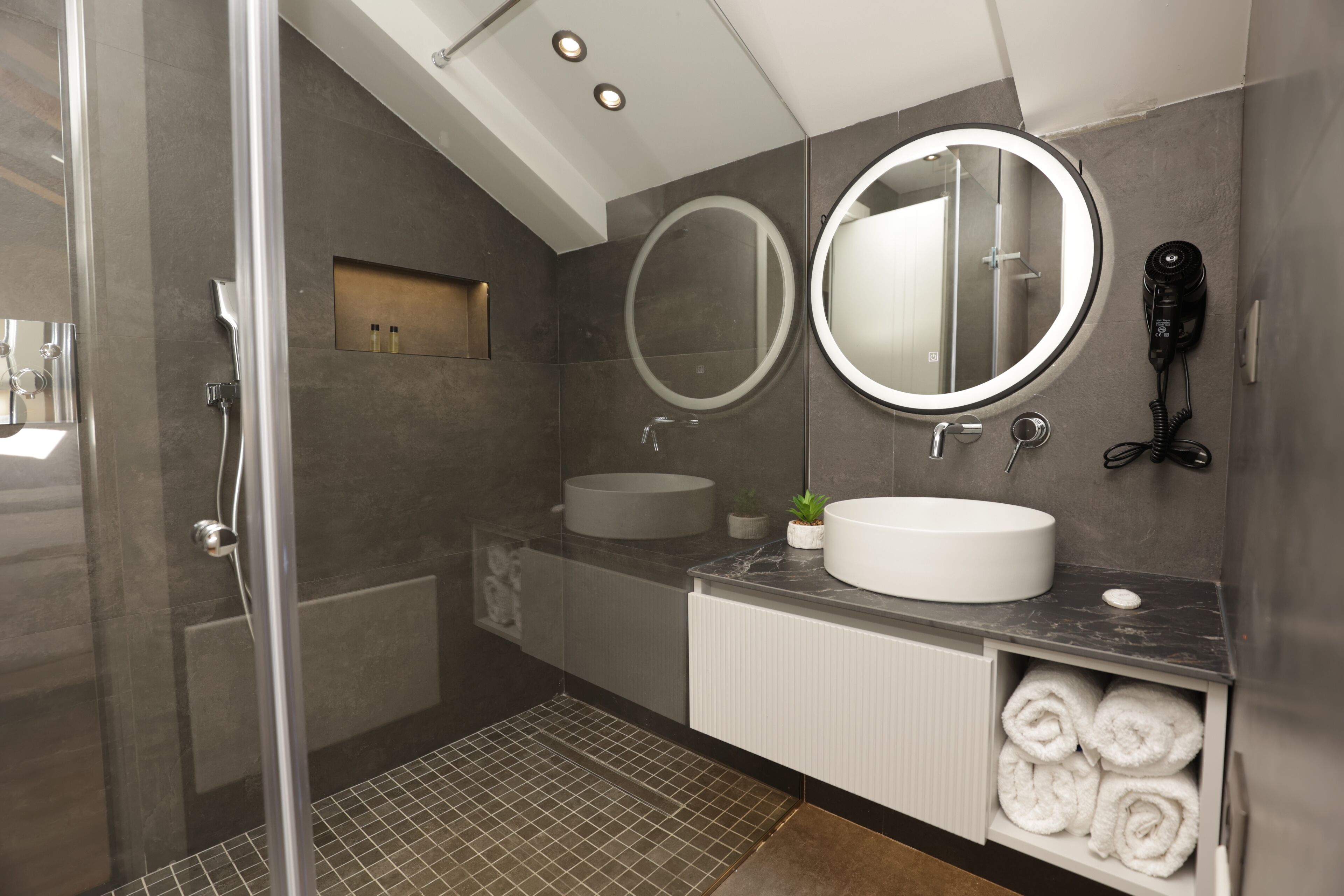 Deluxe Single Room | Bathroom | Shower, hair dryer, bidet, towels