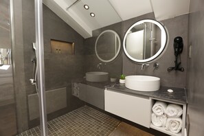 豪華單人房 | 浴室 | 淋浴設備、吹風機、坐浴桶、毛巾