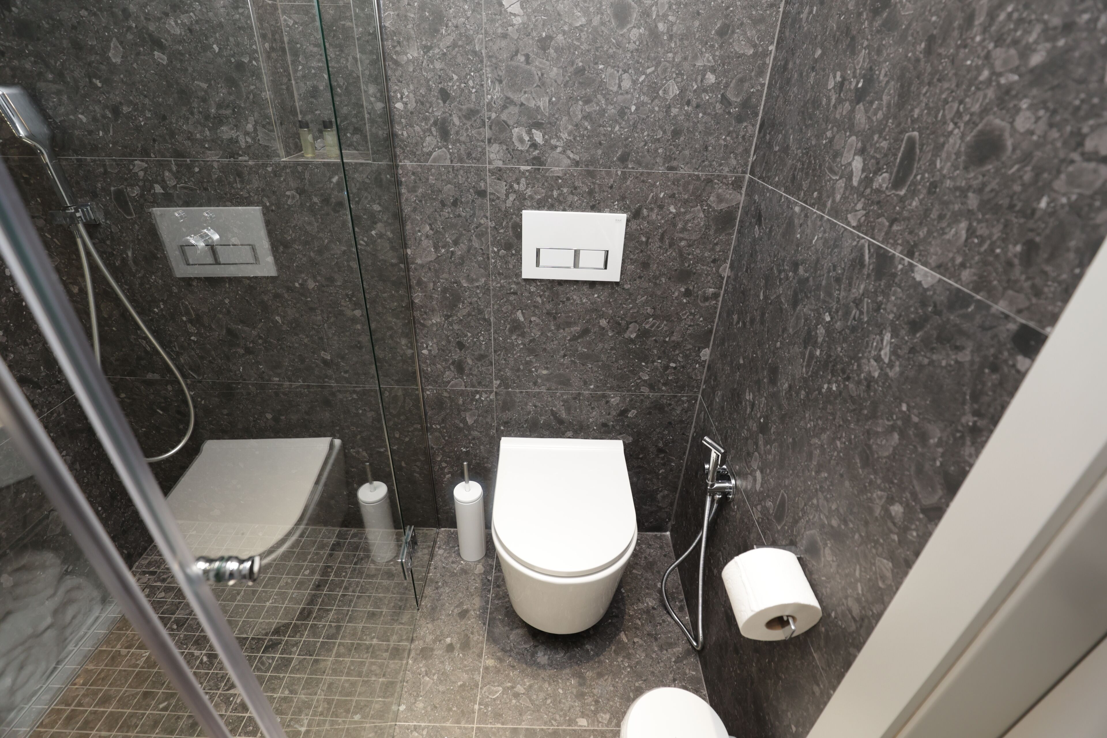Chambre Double Deluxe | Salle de bain | Douche, sèche-cheveux, bidet, serviettes fournies