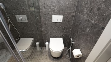 Chambre Double Deluxe | Salle de bain | Douche, sèche-cheveux, bidet, serviettes fournies