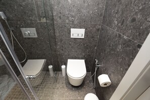 Deluxe Double Room | Bathroom | Shower, hair dryer, bidet, towels - Gremmy Boutique Hotel (Tirana)