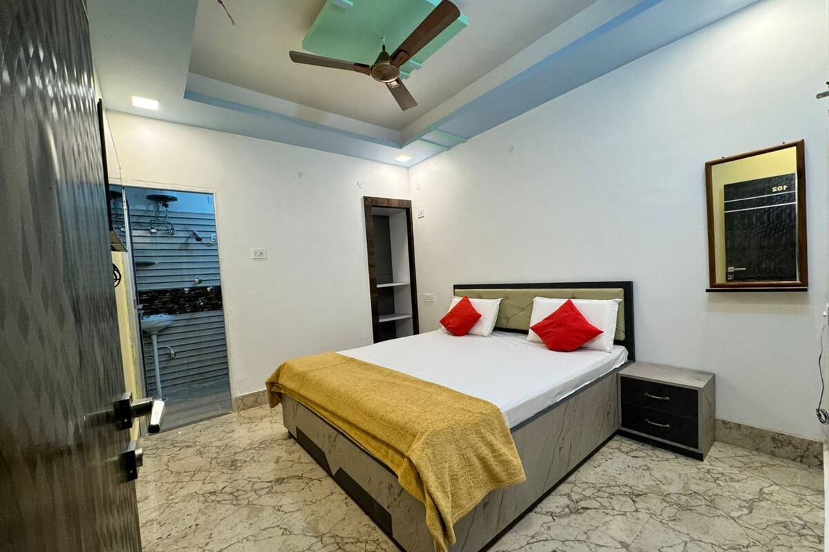 Soundproofing, free WiFi, bed sheets