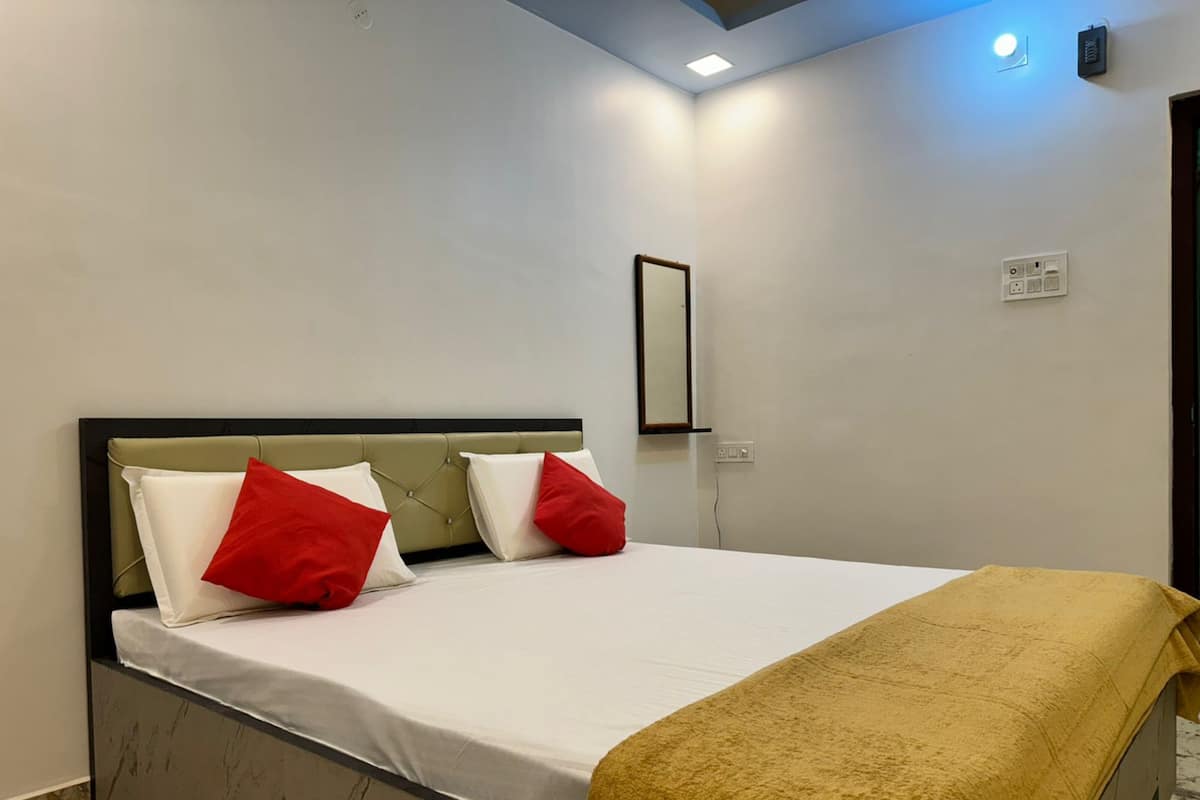 Classic Double Room, City View | Soundproofing, free WiFi, bed sheets