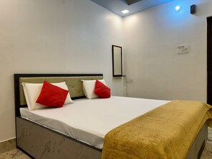 Habitación doble clásica, vista a la ciudad | Insonorización, wifi gratis y ropa de cama 