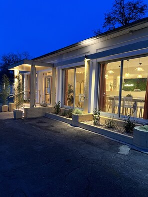 Front of property - Motel Les Broussailles (Mesves-sur-Loire)