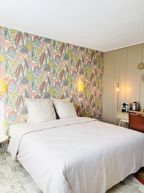 Individually decorated, individually furnished, desk, soundproofing - Motel Les Broussailles (Mesves-sur-Loire)