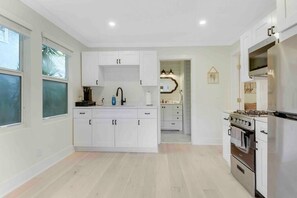 Fridge, microwave, oven, stovetop - Charming Cottage on Croton #1 (West Palm Beach)