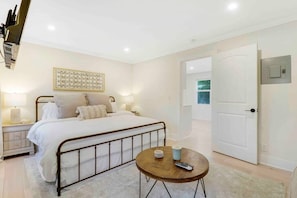 1 bedroom, iron/ironing board, WiFi, bed sheets - Charming Cottage on Croton #1 (West Palm Beach)