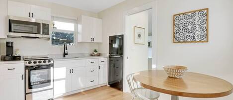 Jääkaappi, mikroaaltouuni, uuni, liesi