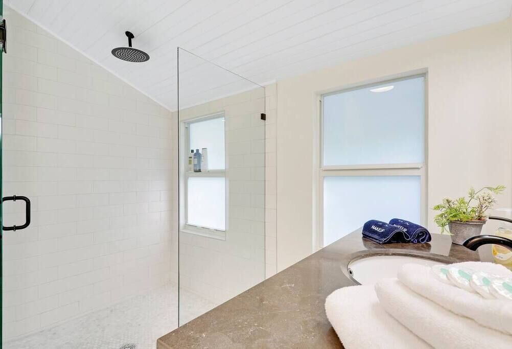 Douche, séchoir à cheveux, serviettes fournies, shampooing