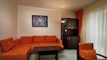 Apartamento estándar, balcón | Ropa de cama hipoalergénica, minibar, caja fuerte