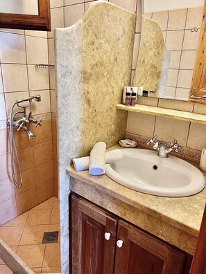 Studio Suite, Sea View, Ground Floor | Bathroom | Shower, hair dryer, towels