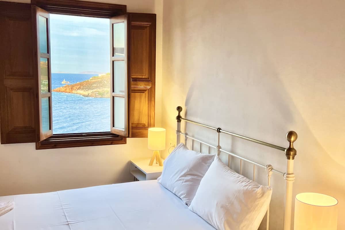 Suite monolocale, vista mare, ad angolo | 1 camera, ferro/asse da stiro, Wi-Fi gratuito, lenzuola