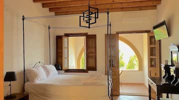 Studio Suite, Sea View, Sea Facing | Iron/ironing board, free WiFi, bed sheets