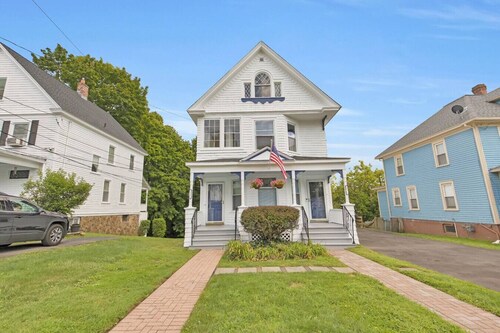 West Hartford Center: Cozy New England Apartment