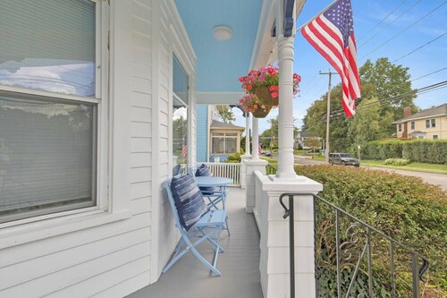 West Hartford Center: Cozy New England Apartment