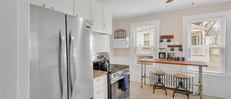 Geladeira, micro-ondas, fogão, cooktop