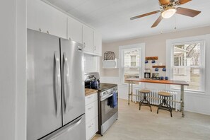 Køleskab, mikrobølgeovn, ovn, kogeplade