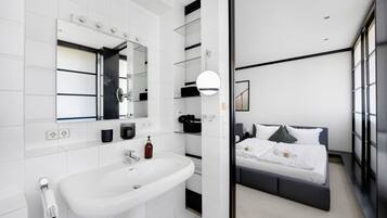 3 bedrooms, desk, iron/ironing board, WiFi