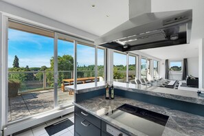 Een koelkast, een kookplaat, een vaatwasser