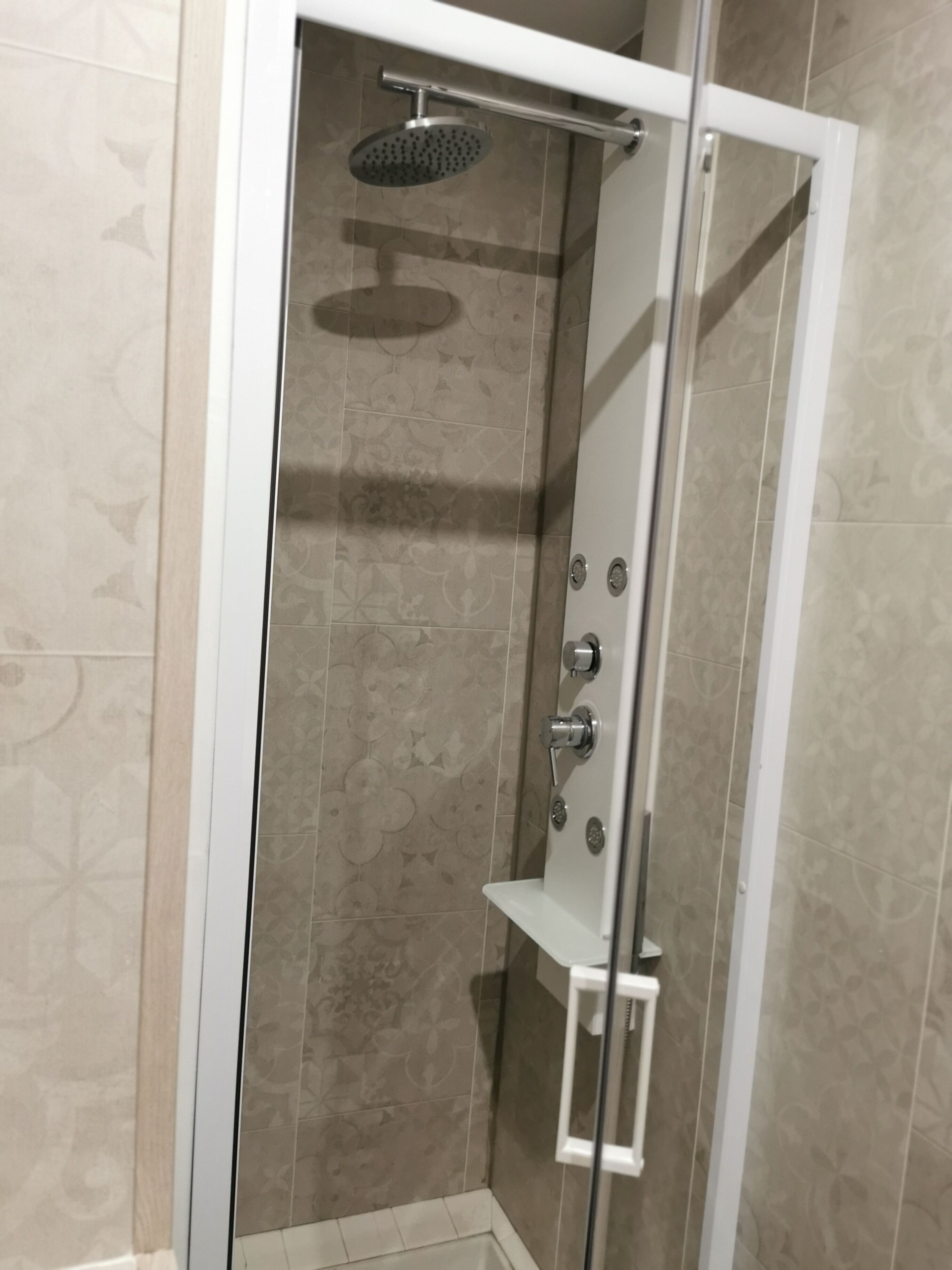 Haartrockner, Handtücher, Seife, Toilettenpapier