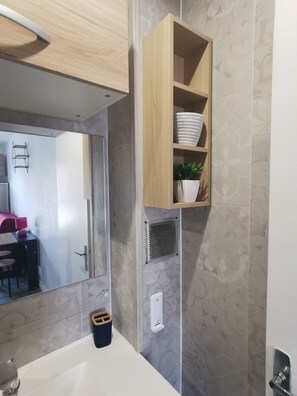 Een haardroger, handdoeken, zeep, toiletpapier