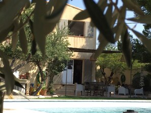 Una piscina al aire libre