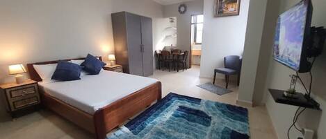 1 camera, una scrivania, Wi-Fi (a pagamento), lenzuola